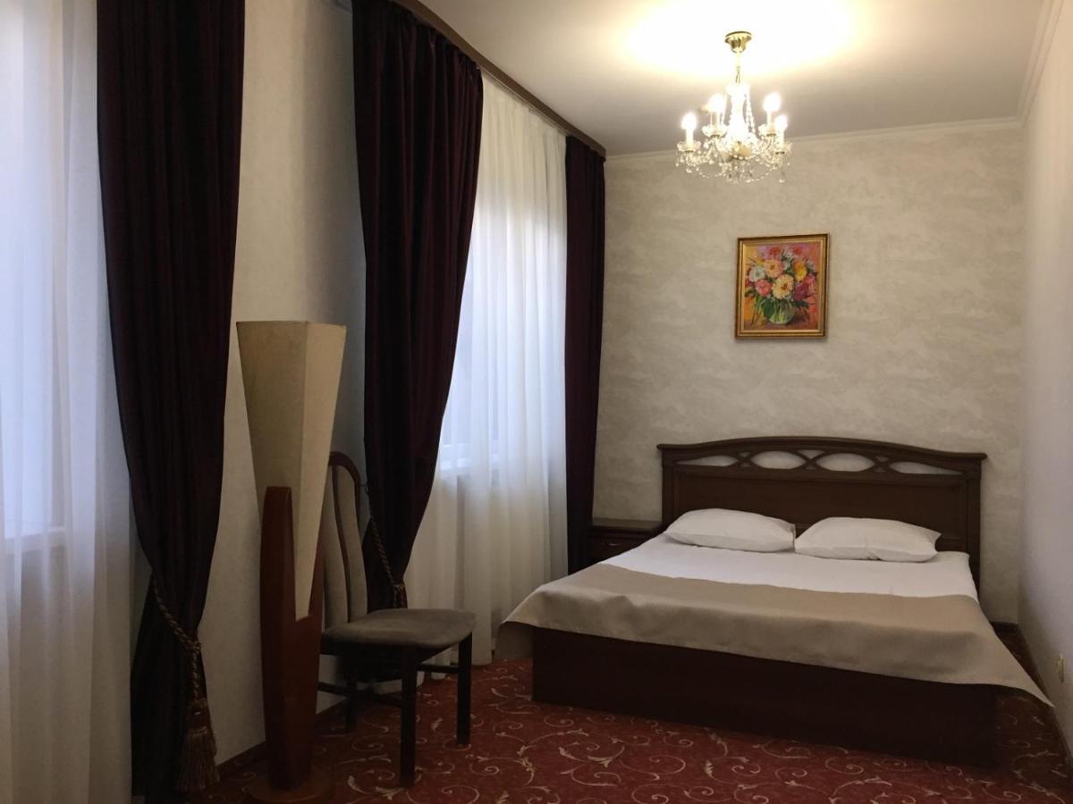Hotel-Restaurant Lyube Plus คเมลไนป์สกาเย ภายนอก รูปภาพ