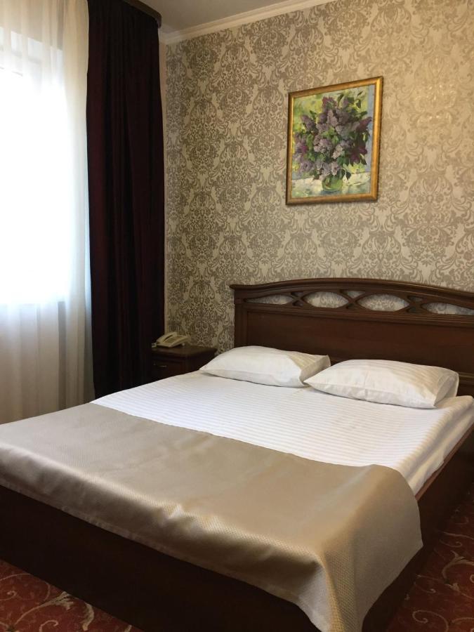 Hotel-Restaurant Lyube Plus คเมลไนป์สกาเย ภายนอก รูปภาพ