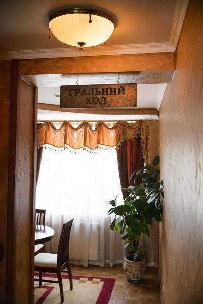 Hotel-Restaurant Lyube Plus คเมลไนป์สกาเย ภายนอก รูปภาพ