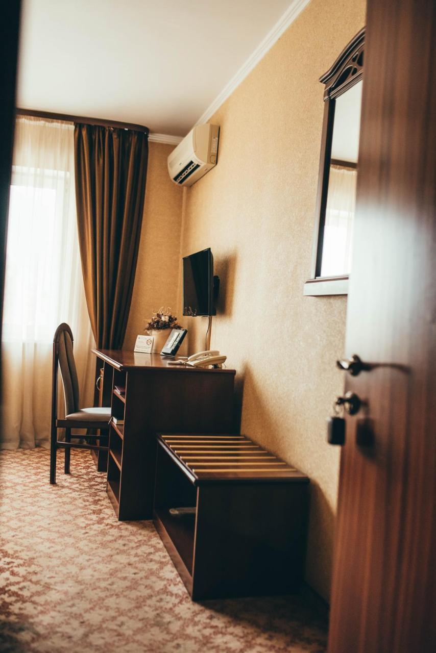 Hotel-Restaurant Lyube Plus คเมลไนป์สกาเย ภายนอก รูปภาพ